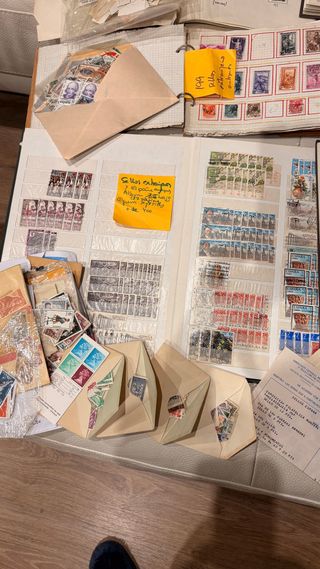 Lote Filatelia: Catálogos, Álbumes y Sellos