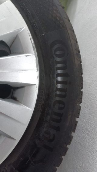 neumáticos  Volkswagen Golg VI con tapacubos