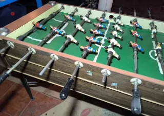 Futbolín antiguo de madera