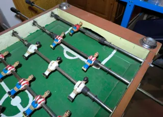 Futbolín antiguo de madera