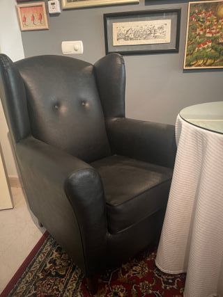 Sillón orejero de piel negro