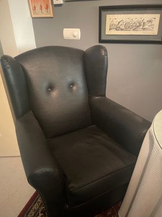 Sillón orejero de piel negro