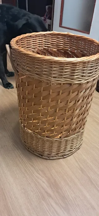 Canasto de mimbre con tapa y asas de cuero