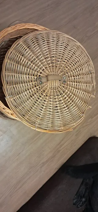 Canasto de mimbre con tapa y asas de cuero