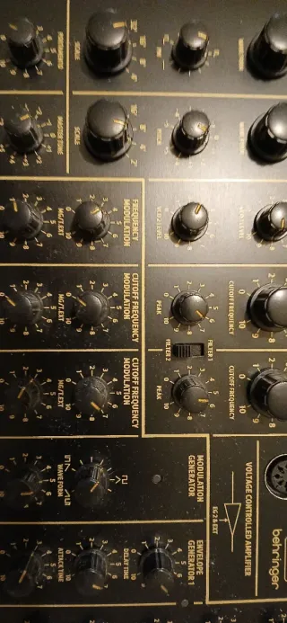 Sintetizador Behringer K-2 MK1