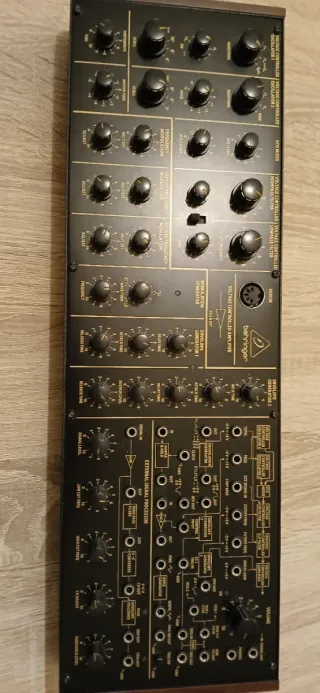 Sintetizador Behringer K-2 MK1
