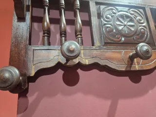 Perchero pared madera tallada