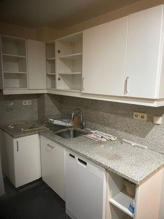 Armadi da cucina bianchi e grigi