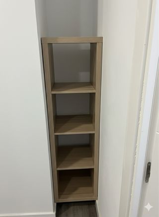 Estantería de madera beige y marrón