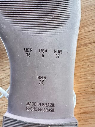 Sandalias planas CLARA MOTA blanca y plateadas.