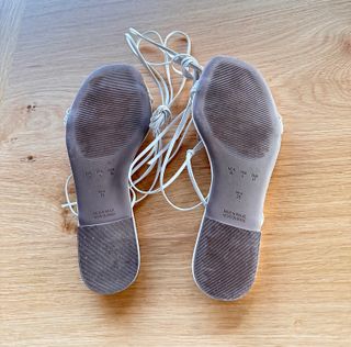 Sandalias planas CLARA MOTA blanca y plateadas.