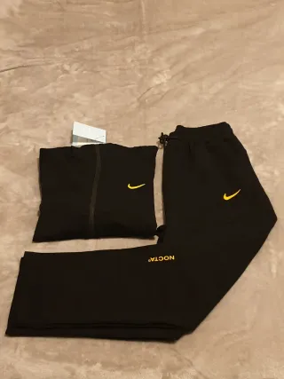 Tuta Nike x NOCTA nera e gialla