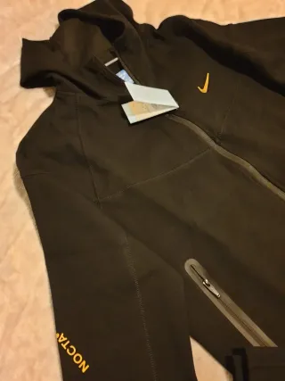 Tuta Nike x NOCTA nera e gialla