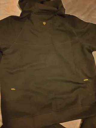 Tuta Nike x NOCTA nera e gialla