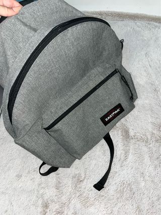 Mochila gris Eastpak con bolsillo frontal.