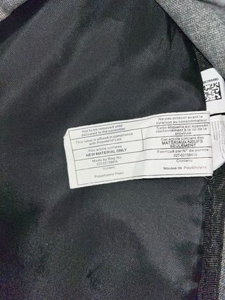 Mochila gris Eastpak con bolsillo frontal.