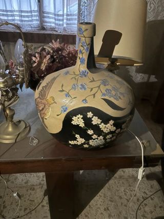 Jarrón antiguo de cerámica beige y negro