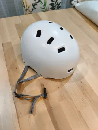 Casco blanco para bici o skate