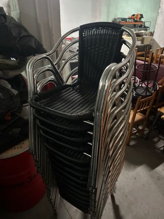 Sillas de mimbre apilables (metal) a 12€ casa una