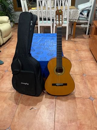 Guitarra clásica con funda Strongbag