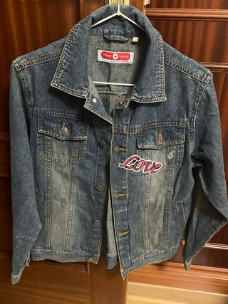 Cazadora vaquera con parche Love