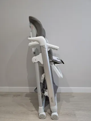 Trona Carbébé Papar con 4 ruedas y freno.