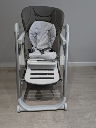 Trona Carbébé Papar con 4 ruedas y freno.