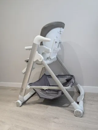 Trona Carbébé Papar con 4 ruedas y freno.