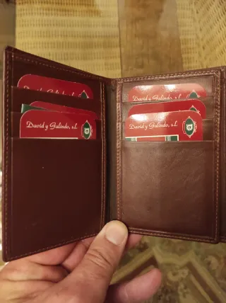 Cartera de piel marrón