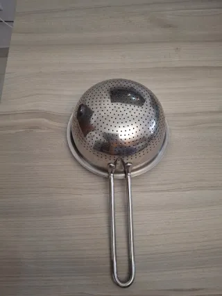 Scolapasta scolatutto in acciaio inox con manico