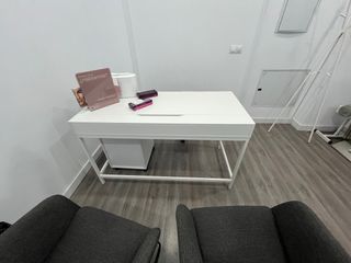 Escritorio blanco y gris