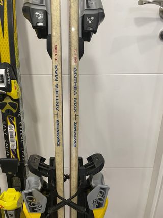 Esquís Dynastar y Head con bastones