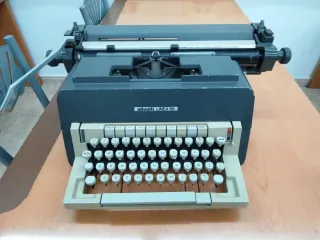 Máquina de escribir Olivetti Línea 98