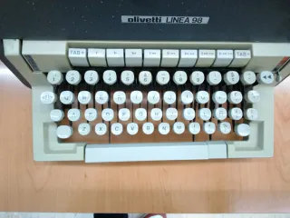 Máquina de escribir Olivetti Línea 98
