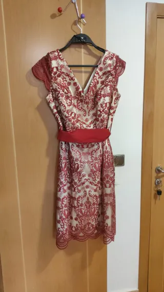 Vestido de fiesta beige y rojo