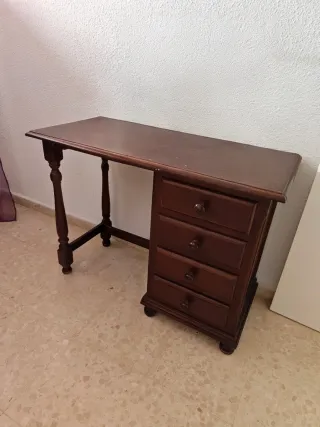 Escritorio de madera marrón