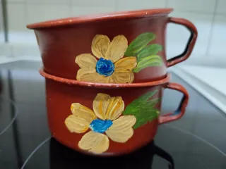 Pucheros y tazas esmaltadas pintados a mano