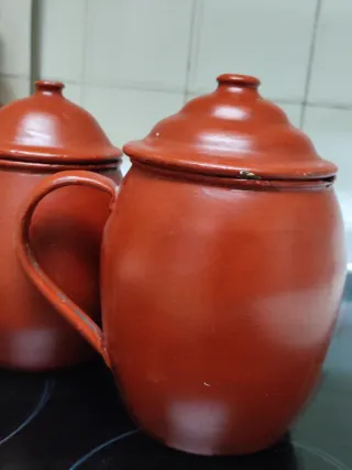 Pucheros y tazas esmaltadas pintados a mano