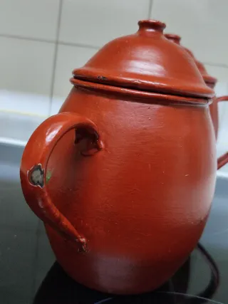 Pucheros y tazas esmaltadas pintados a mano