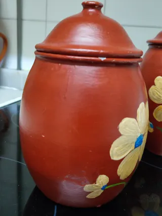 Pucheros y tazas esmaltadas pintados a mano