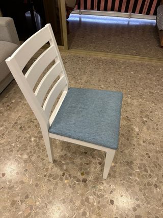 Sillas de comedor blancas y azules