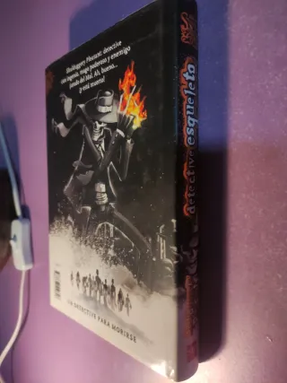 1 Libro Skulduggery Pleasant: Detective Esqueleto