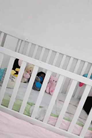 Cuna de bebé blanca con colchón