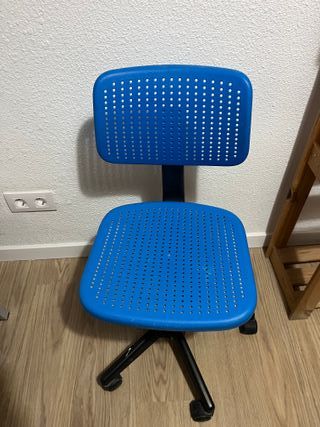 Silla de escritorio azul con ruedas