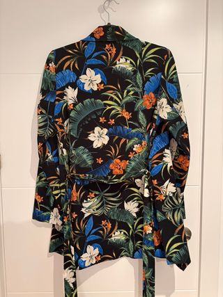 Kimono Stradivarius estampado tropical flores
