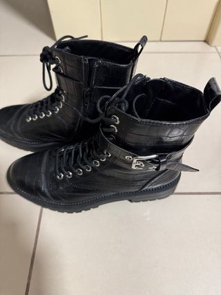 Botas negras media caña hebilla plateada T.39