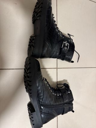 Botas negras media caña hebilla plateada T.39