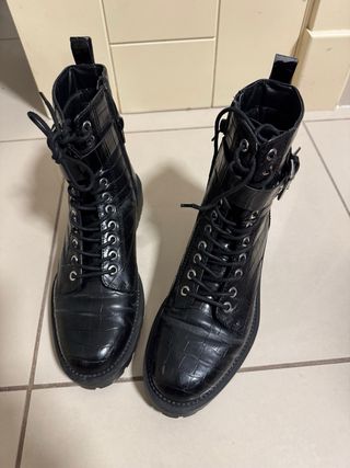 Botas negras media caña hebilla plateada T.39