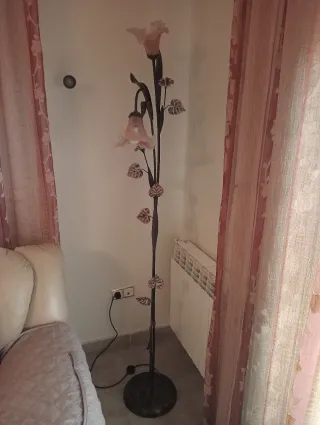 Lámpara de techo y apliques de cristal.