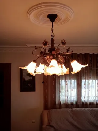 Lámpara de techo y apliques de cristal.